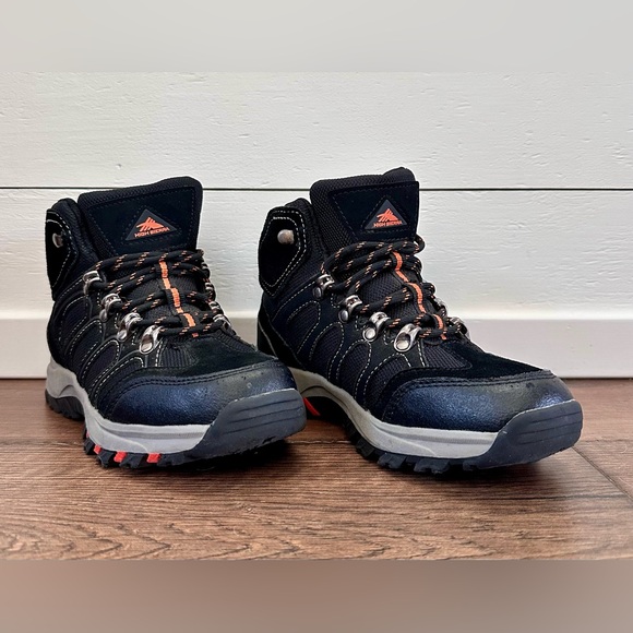 High Sierra hiking boots
Size: 3 - Picture 3 of 11